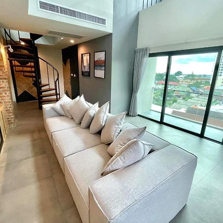 Room Actually Service Apartment Karon Bagian luar foto