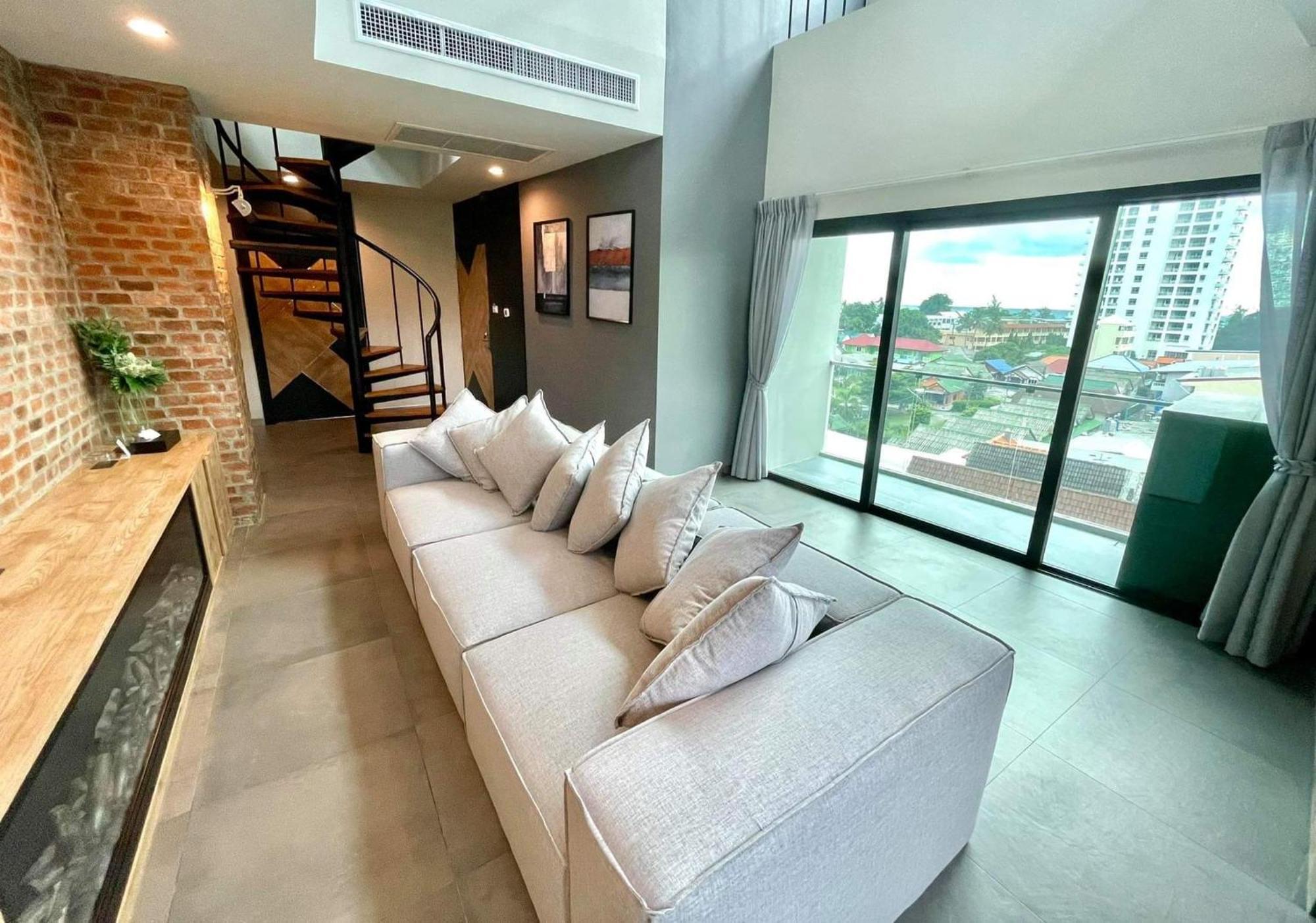 Room Actually Service Apartment Karon Bagian luar foto