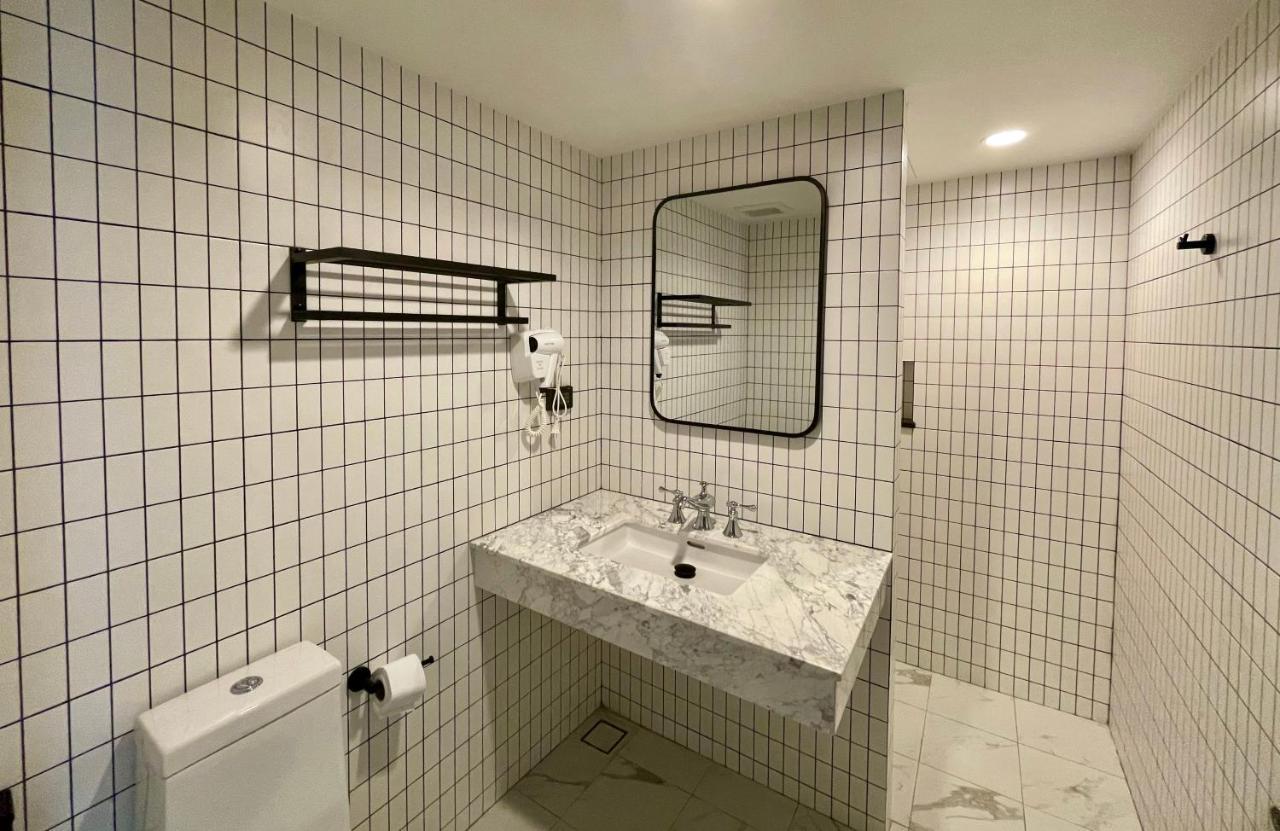 Room Actually Service Apartment Karon Bagian luar foto