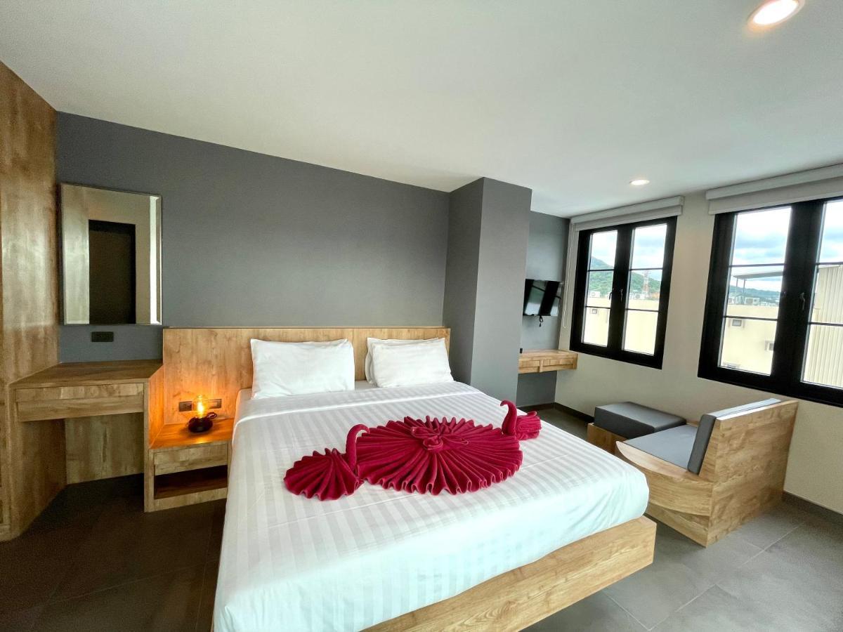 Room Actually Service Apartment Karon Bagian luar foto