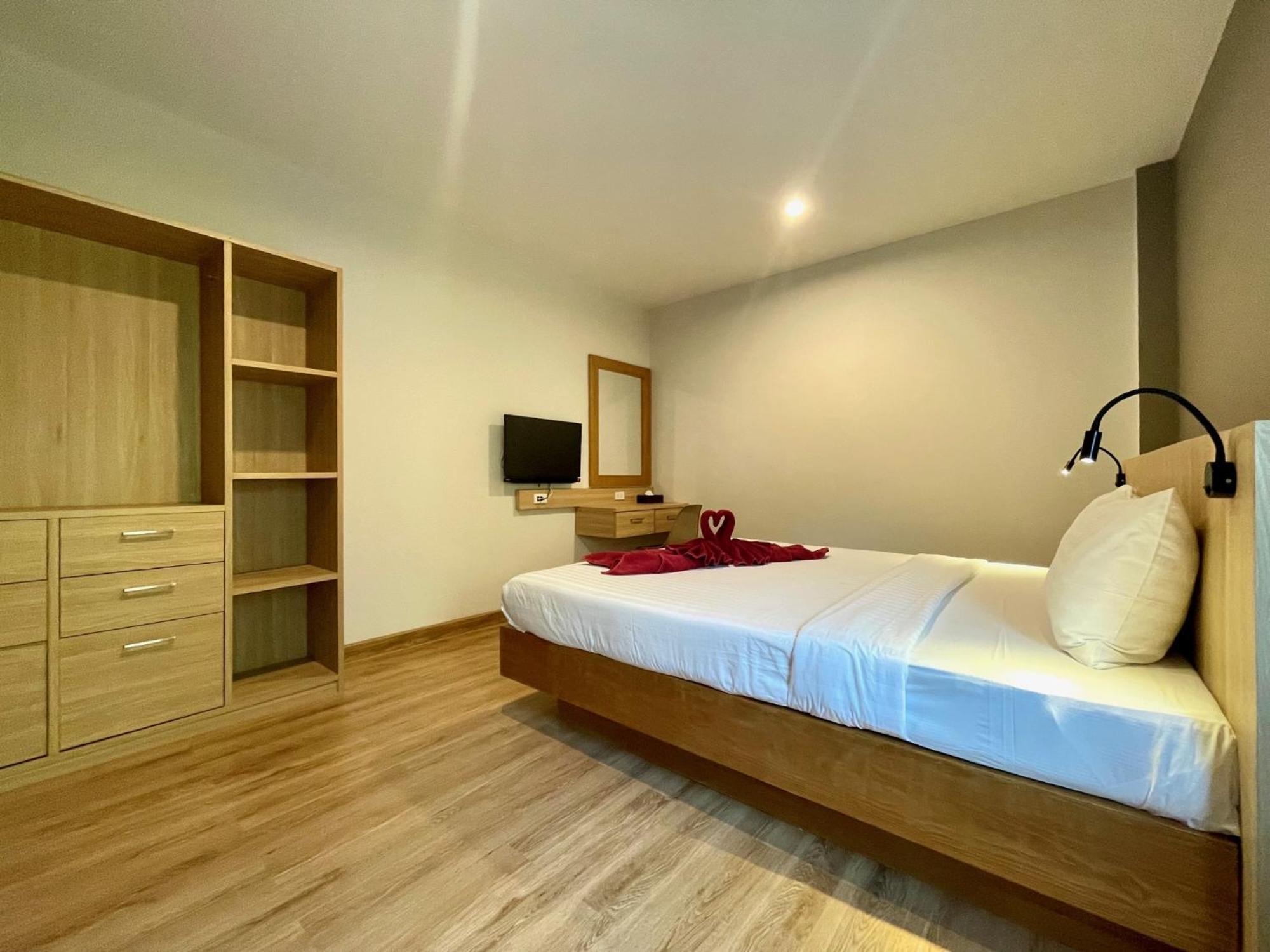 Room Actually Service Apartment Karon Bagian luar foto