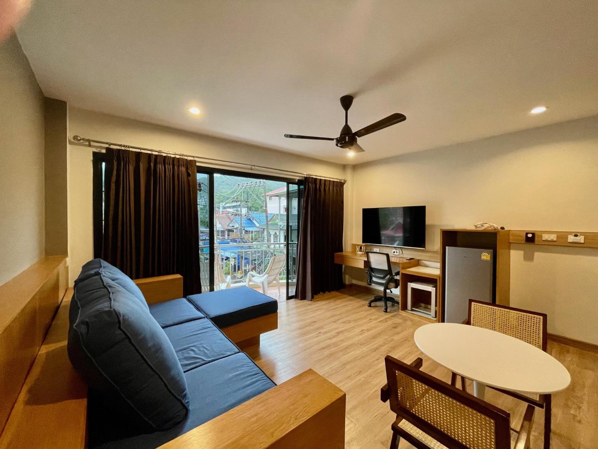 Room Actually Service Apartment Karon Bagian luar foto
