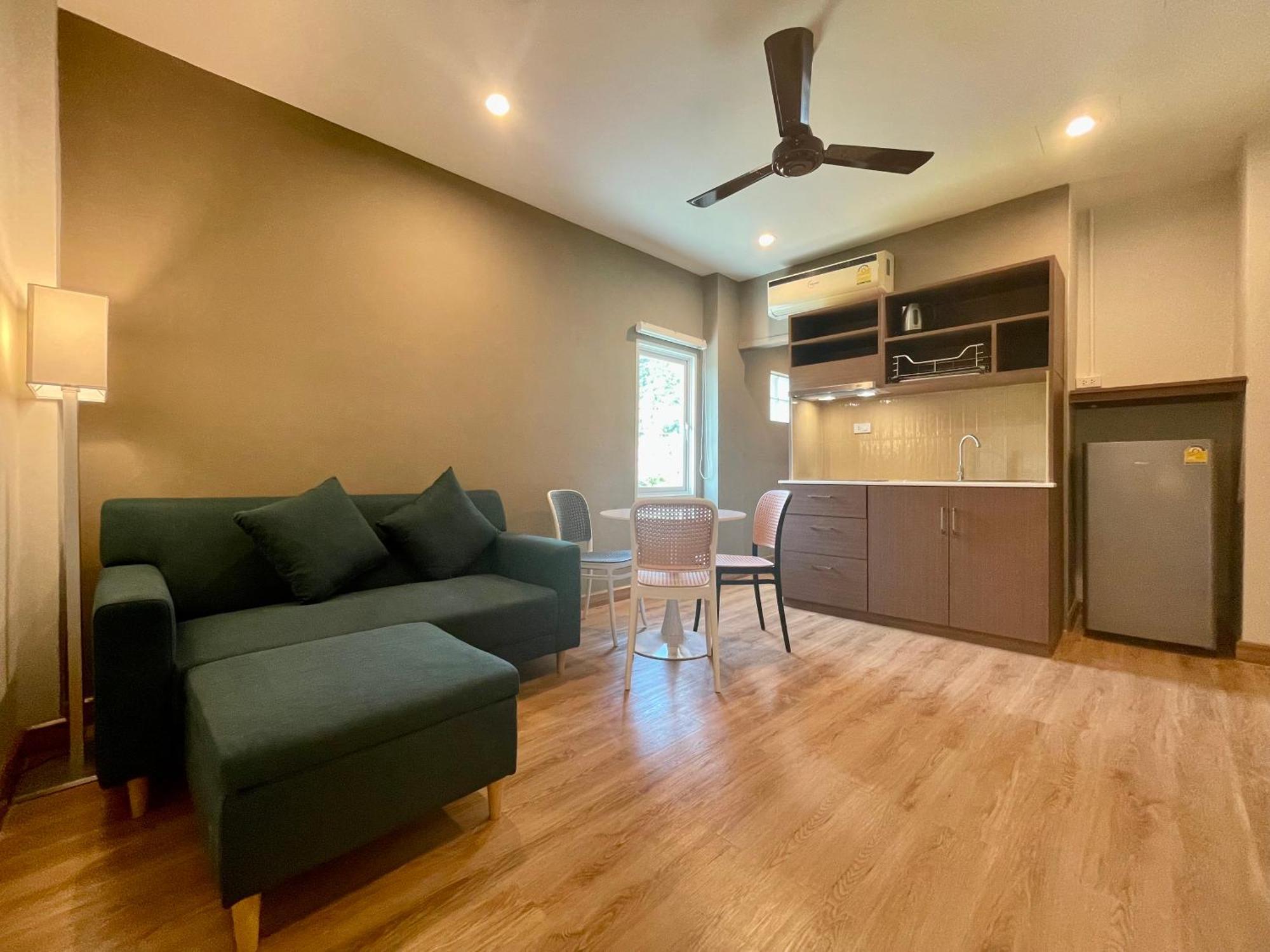 Room Actually Service Apartment Karon Bagian luar foto