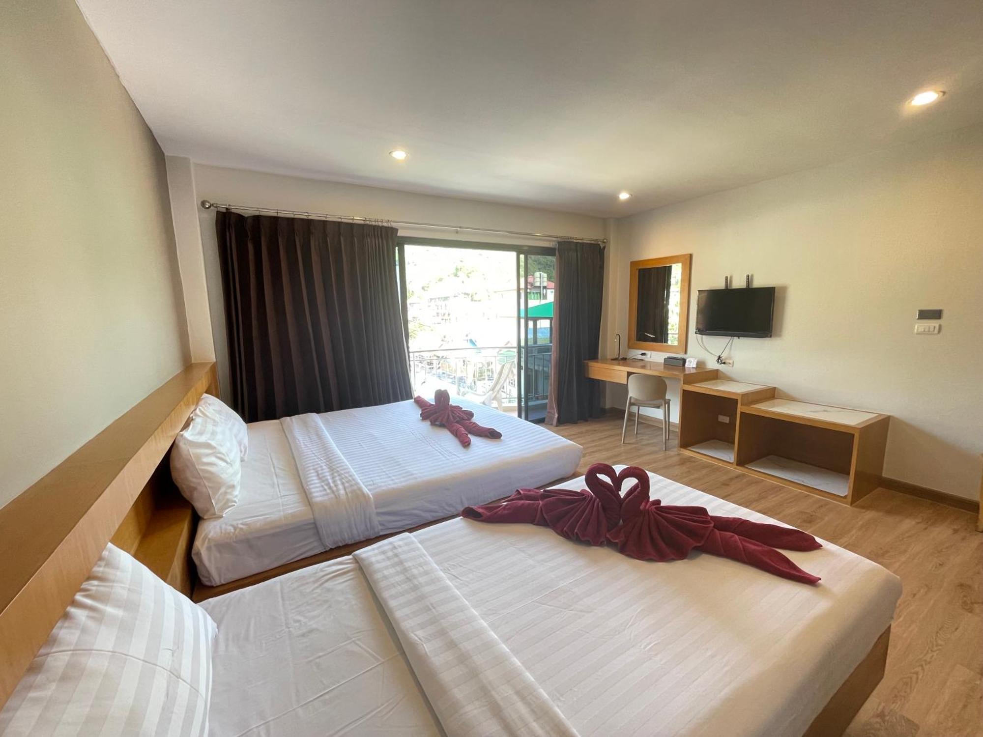 Room Actually Service Apartment Karon Bagian luar foto