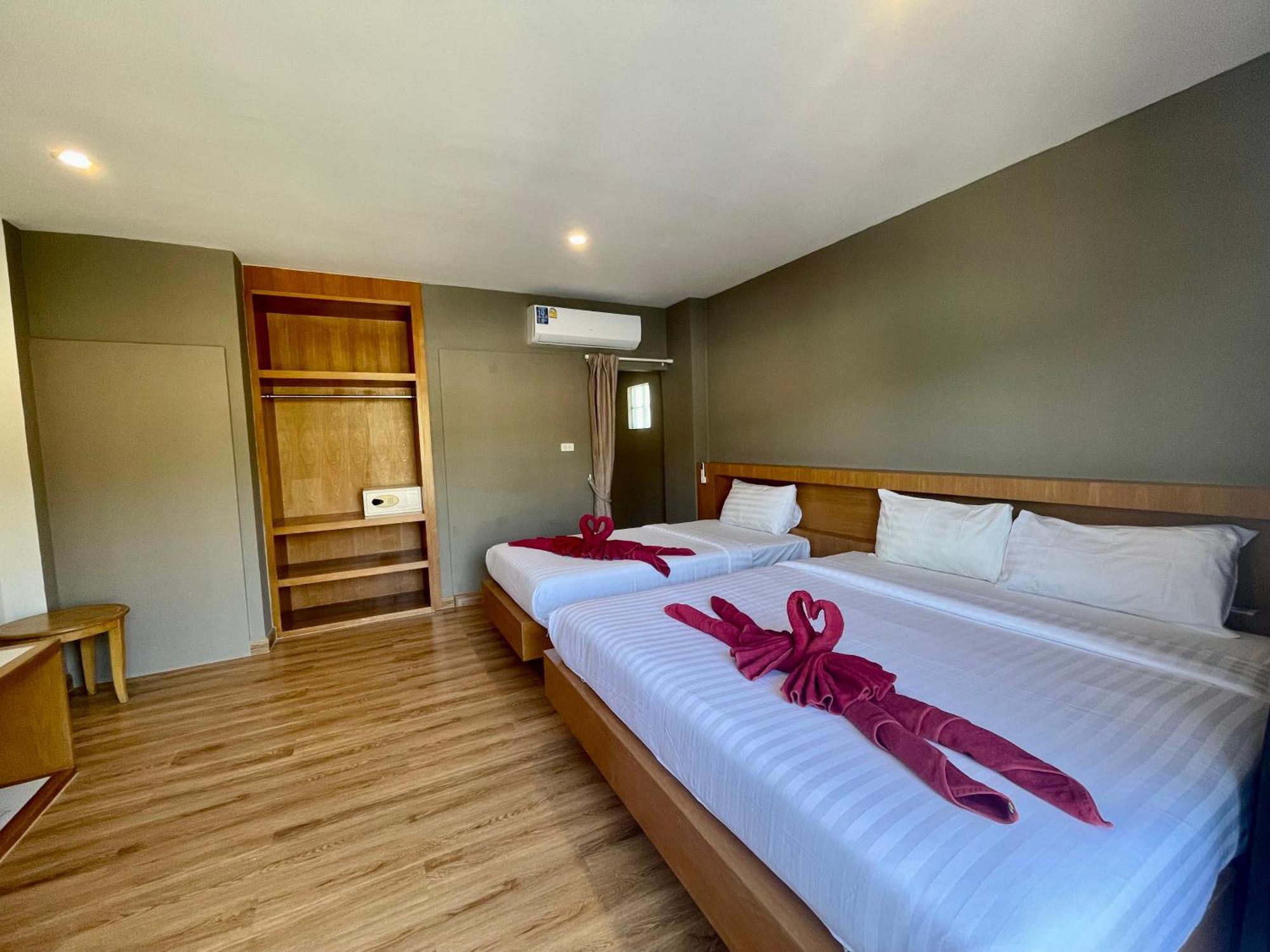 Room Actually Service Apartment Karon Bagian luar foto